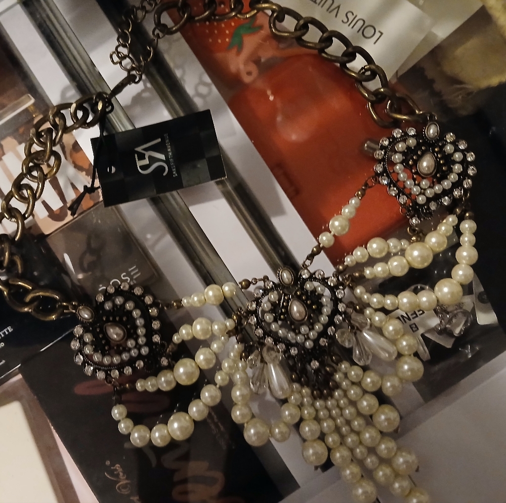 Elegant Pearl and Black Necklace
